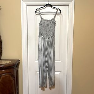 Macys Jumpsuit Size Junior XL has pockets